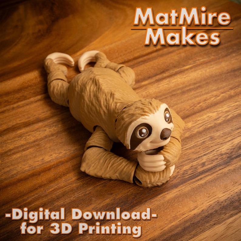 Op de afbeelding: Een 3D-geprint model van een luiaard die op zijn buik ligt met zijn armen gekruist voor zich. Het model is bruin en heeft een realistische textuur. De tekst "MatMire Makes - Digital Download - for 3D Printing" is onder het model gedrukt.