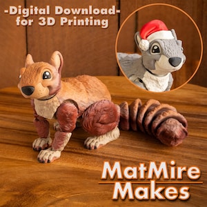以下が含まれることがあります： 可動式の関節を備えた、茶色、タン、赤色の3Dプリントされたリスのフィギュア。画像には、サンタの帽子をかぶったリスの小さなインセットが含まれています。画像には「-Digital Download- for 3D Printing」と「MatMire Makes」と書かれています。