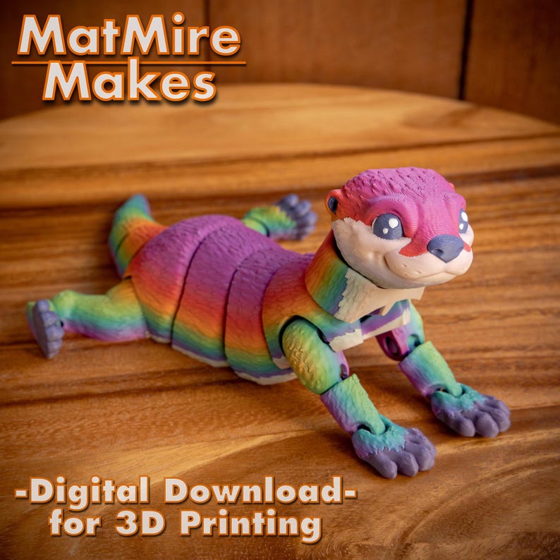 Pode incluir: Uma figurinha de lontra impressa em 3D com cores de arco-&iacute;ris e membros articulados. A figurinha est&aacute; deitada sobre uma superf&iacute;cie de madeira. -Download digital- para impress&atilde;o 3D.