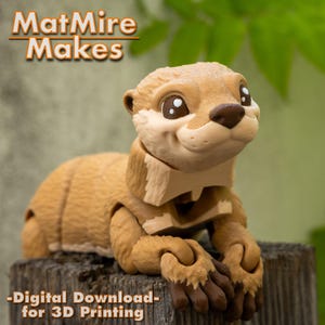Pode incluir: Um modelo de lontra impresso em 3D de cor marrom e bege com um corpo segmentado. A lontra est&aacute; em pose com a cabe&ccedil;a inclinada para cima e as patas apoiadas em uma superf&iacute;cie de madeira. O texto "MatMire Makes" &eacute; vis&iacute;vel no fundo.  -Download digital- para impress&atilde;o 3D