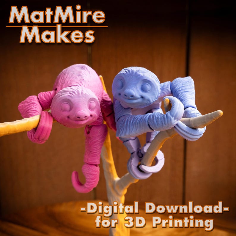 Op de afbeelding: Twee 3D-geprinte luiaard-figuurtjes, een roze en een blauwe, zijn op een tak geplaatst. De figuurtjes zijn gearticuleerd en hebben een vriendelijke uitdrukking. De afbeelding bevat de tekst "MatMire Makes - Digital Download - for 3D Printing".