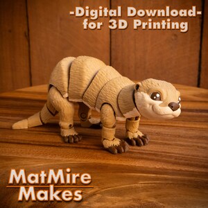 Pode incluir: Um modelo de lontra impresso em 3D, em posi&ccedil;&atilde;o de p&eacute;. A lontra &eacute; feita de pl&aacute;stico marrom claro e tem um corpo segmentado. O modelo &eacute; projetado para impress&atilde;o 3D e est&aacute; dispon&iacute;vel para download digital. -Download digital- para impress&atilde;o 3D MatMire Makes