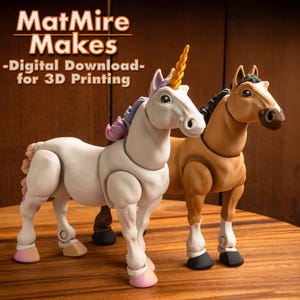 Op de afbeelding: Twee beweegbare paardenfiguren, een witte eenhoorn met een gouden hoorn en de andere een bruin paard. De figuren staan op een houten oppervlak. De tekst bovenaan luidt "MatMire Makes -Digital Download- for 3D Printing."