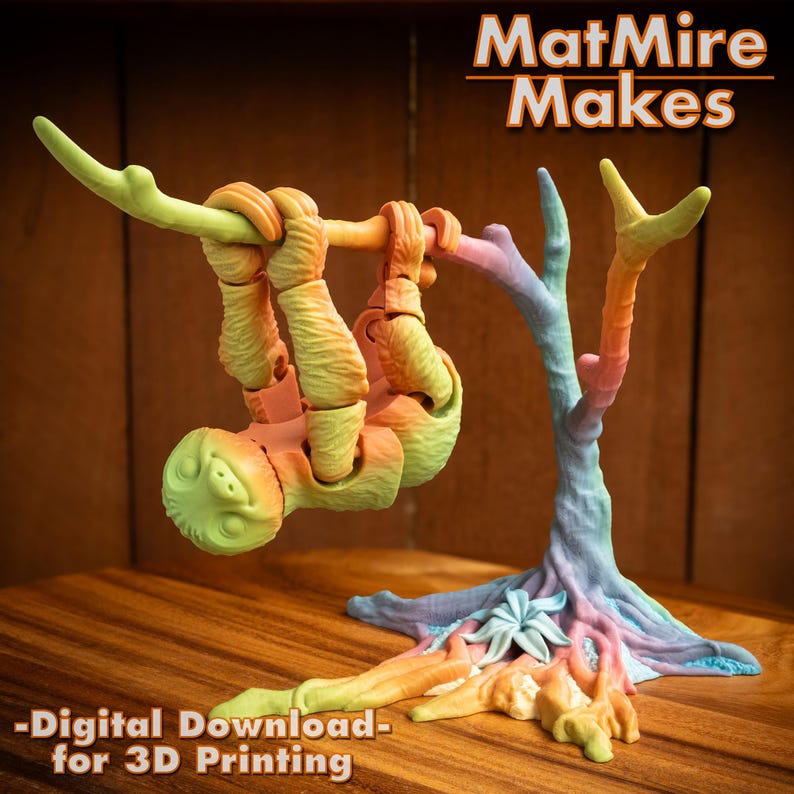 Op de afbeelding: Een 3D-geprint model van een luiaard die aan een regenboogkleurige tak hangt. De luiaard is een levendige mix van oranje, geel en groen. De boom is een gradi&euml;nt van paars, blauw en roze. De tekst "MatMire Makes" staat in de rechterbovenhoek van de afbeelding. De tekst "Digitaal downloaden - voor 3D-printen" staat onderaan de afbeelding.