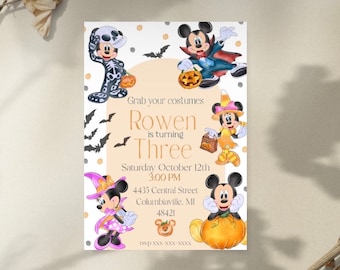 Könnte beinhalten: Eine Halloween-Geburtstagseinladung mit Mickey Mouse und Minnie Mouse in Kostümen. Die Einladung ist für Rowens dritten Geburtstag. Sie enthält Datum, Uhrzeit, Adresse und RSVP-Informationen.