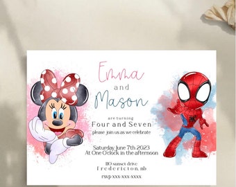 Może przedstawiać: Zaproszenie na urodziny z kreskówkowym obrazkiem Minnie Mouse i Spidermana. Zaproszenie jest dla Emmy i Masona, którzy kończą cztery i siedem lat. Zaproszenie zawiera datę, godzinę i miejsce imprezy.
