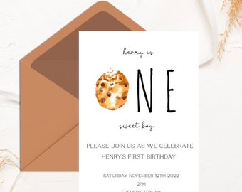 Può includere: Un biglietto bianco con un'illustrazione di biscotto in acquerello marrone e il testo "henry is ONE sweet boy". Il biglietto include anche il testo "PLEASE JOIN US AS WE CELEBRATE HENRY'S FIRST BIRTHDAY", "SATURDAY NOVEMBER 12TH 2022", "2PM" e "FREDERICTON, NB".