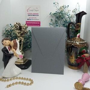Grauer vertikaler Einladungsumschlag - Perfekt für Hochzeiten, Geburtstage, Babypartys, Veranstaltungen, Partys, Einladungen, elegantes Briefpapier, Designs