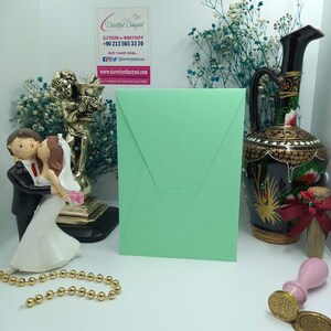Busta per invito verticale verde chiaro - Matrimoni, compleanni, baby shower, eventi, inviti per feste, celebrazioni, occasioni eleganti