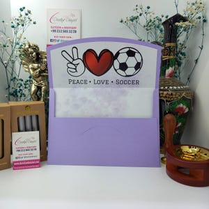 Busta da calcio Peace Love lilla / Busta per invito personalizzata, festa di calcio, attività, matrimonio, feste / Busta dal design speciale per eventi
