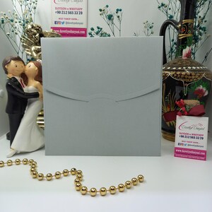 Kwadratowa koperta na zaproszenie Bahia w kolorze jasnoszarym, dostosowywana, elegancka na wesela, urodziny, imprezy firmowe, baby shower, rocznice
