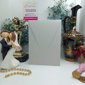 Busta per invito verticale personalizzata grigio chiaro per matrimoni, compleanni, baby shower ed eventi. Celebrazioni eleganti e uniche