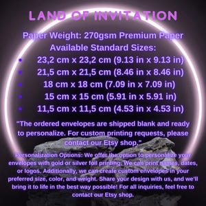 以下が含まれることがあります： 紫と白のグラフィックで、「LAND OF INVITATION」というテキストと、封筒の紙の重さ、サイズ、パーソナライズオプションに関する情報が記載されています。テキストには、インチとセンチメートルの両方の測定値が含まれています。