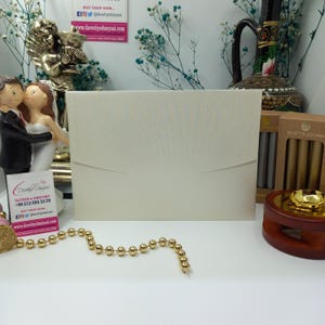Horizontaler Hochzeitsumschlag Umschlag aus Satin in Creme - Elegante Einladungen für Hochzeiten, Einladungen & Parties - Premiumpapier, anpassbare Größe