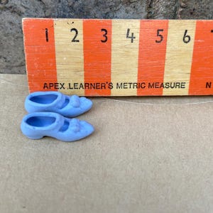 Par de zapatos miniatura de cerámica azul