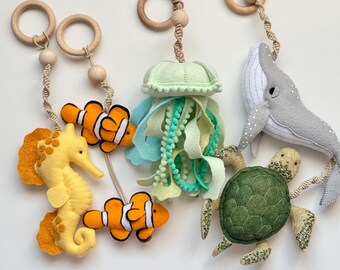 Juego de gimnasio para bebé/juguete de gimnasio para bebé/juguete Montessori para niños pequeños/juguete de fieltro con sonajero colgante/regalo de embarazo/juguete para asiento de coche/regalo para bebé océano/ballena suave