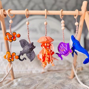 Arco de ginástica para bebês com brinquedos de animais marinhos, conjunto sensorial Montessori, brinquedos de chocalho pendurados para recém-nascidos, conjunto de atividades para crianças pequenas, presente para novos pais