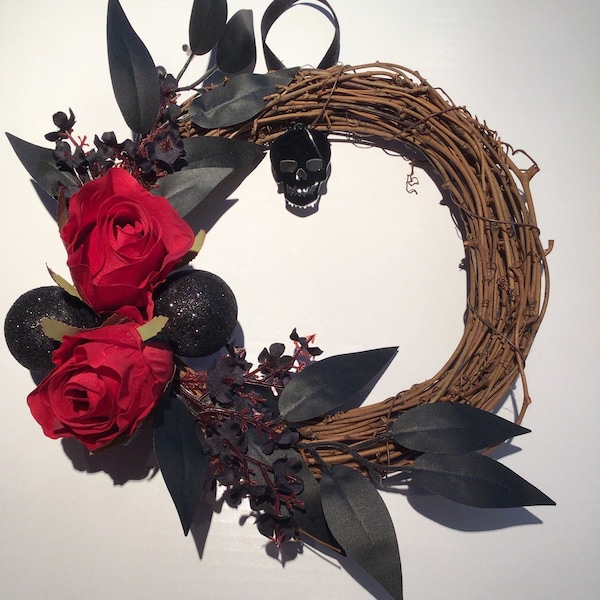 Small Gothic Christmas wreath with hanging skull//Festive skull hanging decoration