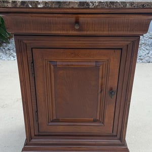 Thomasville Inlaid Burl Elm Transitional Cultured Marble Top Bedside Cabinet Table