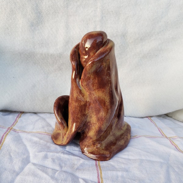 1975 Studio Pottery Sculpture Artist Signé et daté | Figure humaine abstraite en céramique, ton brun orange chaud, glacis fait main, décor minimaliste