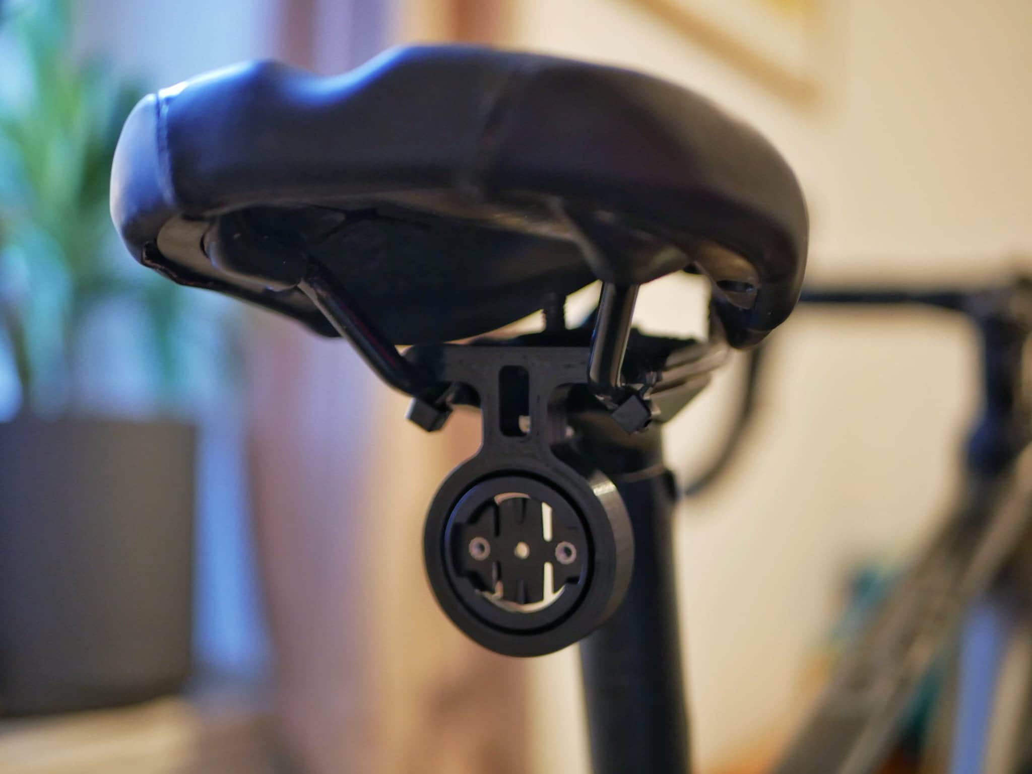 Support De Feu Arrière Garmin Varia RCT715 Pour Selle Vélo – Angle Réglable 45°, Double Vis, Léger Et Stable