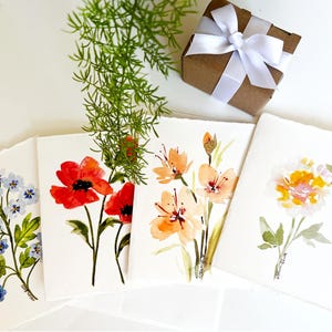 Ensemble de 4 cartes de voeux aquarelles peintes à la main avec des fleurs.