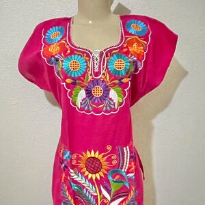 Floral besticktes Kleid. Damen mexikanisches traditionelles Kleid.