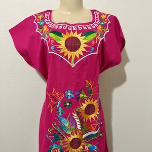 Besticktes Kleid mit Sonnenblume. Damen mexikanisches traditionelles Kleid.