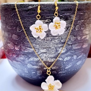 Parure de bijoux fleurs au crochet : boucles d&#39;oreilles et collier en microcrochet