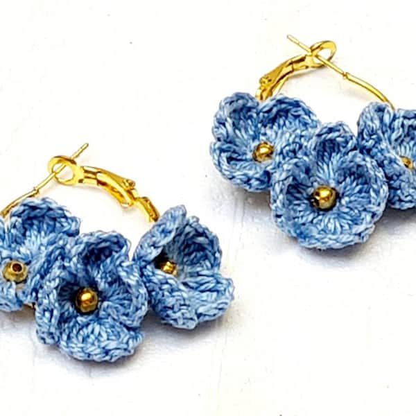 Boucles d'oreilles fleurs au crochet, fleurs brodées au crochet, fleurs miniatures au crochet, boucles d'oreilles au microcrochet, bijoux au crochet, créoles