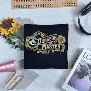 Felpa ricamata Dungeon Master, felpa con cappuccio D&D Game Master, regalo per DM di Dungeons & Dragons, abbigliamento per fan di TTRPG.