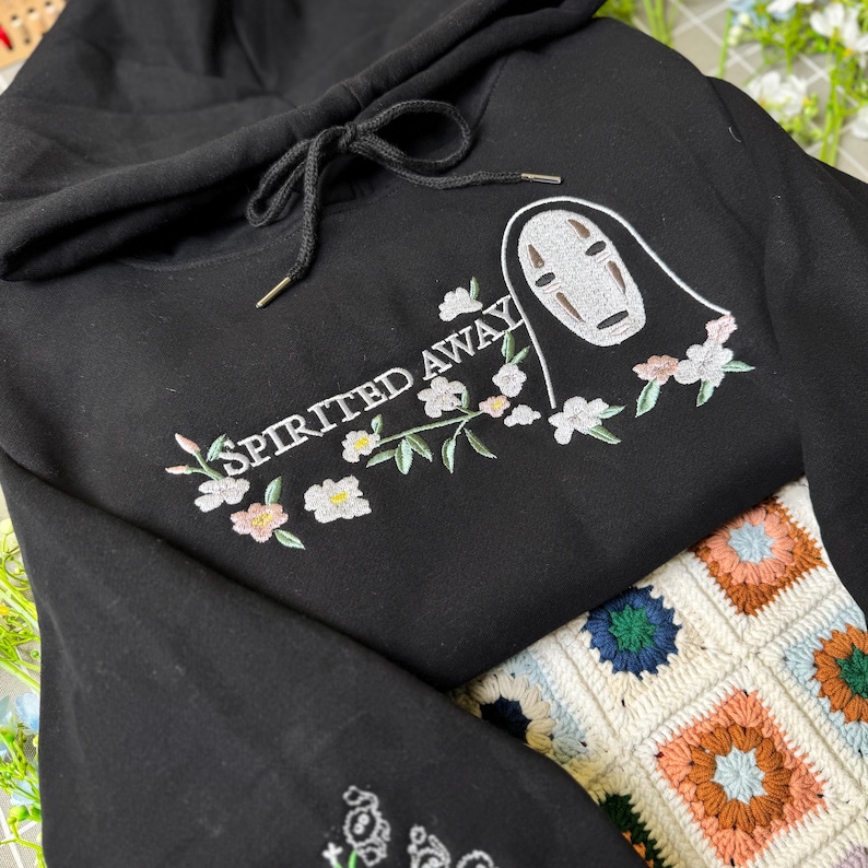 Moletom com Capuz Bordado "A Viagem de Chihiro - Sem Rosto", Estilo Anime Fantasia com Costura Floral, Unissex e Confortável com Estética Ghibli. imagem 2