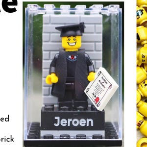 Mattoncini e minifigure LEGO® personalizzati con incisione per laureati, studenti, università, laureati, utilizzando LEGO® nuovi al 100% e una vetrina.