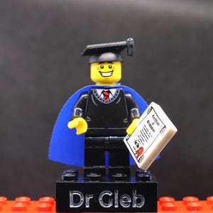 Mattoncini e minifigure LEGO® personalizzati con incisione per laureati, studenti, università, laureati, utilizzando LEGO® nuovi al 100% - con mantello blu