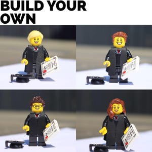 Peut inclure: Quatre figurines Lego vêtues de tenues de remise de diplômes, chacune tenant un diplôme et se tenant à côté d'un mortier. Les figurines ont différentes couleurs et coiffures. Les mots "BUILD YOUR OWN" sont en haut de l'image.