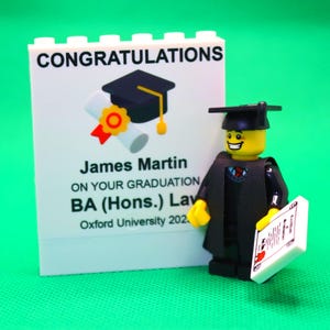 Mattoncini e minifigure LEGO® stampati personalizzati per studenti, università e laureati, utilizzando LEGO® nuovi al 100%, stampati su misura.