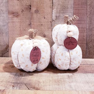 Calabaza de tela blanca con hojas marrones, decoración rústica de otoño, decoración de granja otoñal, calabazas de otoño, calabazas de cabaña, decoración de repisa de otoño