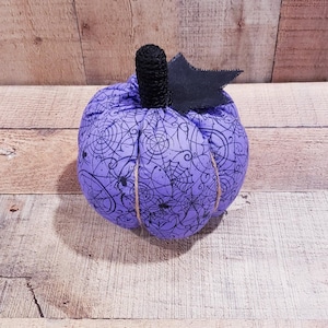 Paars en zwart met zwemvliezen, stoffen pompoenen, herfstdecor, boerderijpompoenen, boerderijdecor, herfstdecor, herfststuk, herfstpompoenen