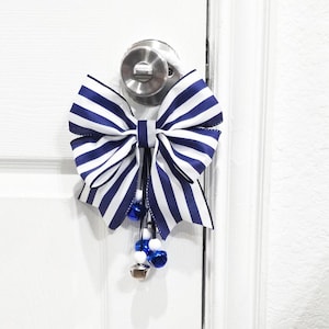 Decoración azul marino y blanca, percha para pomo de puerta, decoración de verano, timbres, decoración náutica, acentos de puerta, decoración patriótica, decoración festiva de puerta