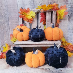 Zwart-oranje fleecepompoenen, minkydecor, handgemaakt, halloweenversieringen, rustiek herfstdecor, boerderijdecor, fleecepompoenen, herfstmand