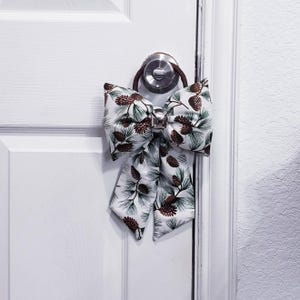 Adorno de lazo blanco, marrón y verde, decoración de pino, colgador de pomo de puerta navideño, decoración de puerta, timbre, Navidad rústica, adorno de puerta