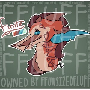 Pode incluir: Uma ilustração digital de uma criatura semelhante a um dragão de cor vermelha, marrom e azul com uma asa turquesa. A criatura tem um padrão geométrico em seu corpo e um olho azul. O texto "finite" está escrito em branco sobre um fundo vermelho e azul.