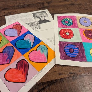 Può includere: Due disegni colorati in stile pop art. Uno presenta sei cuori in una griglia, ognuno mezzo colorato in una tonalità diversa. L'altro raffigura sei ciambelle con varie glasse e zuccherini colorati. È visibile una foto in bianco e nero di Andy Warhol.