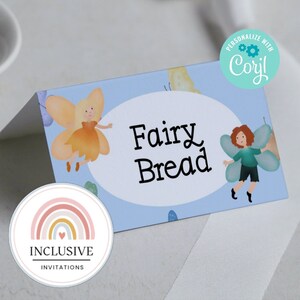 Puede incluir: Tarjeta de mesa azul y blanca con el texto "Fairy Bread" en un óvalo blanco. La tarjeta presenta ilustraciones de hadas con alas y un fondo azul con mariposas blancas.