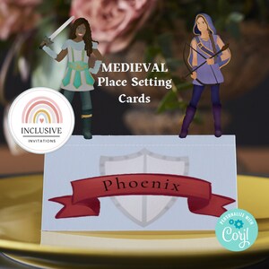 Puede incluir: Tarjetas de colocación de mesa de temática medieval con un caballero y un arquero. La tarjeta tiene un escudo con el nombre "Phoenix" en él. El texto "MEDIEVAL Place Setting Cards" está en la parte superior de la imagen.