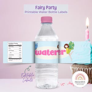 Op de afbeelding: Printbare waterfleslabels met een fee met vleugels op een blauwe achtergrond. De labels zeggen "waterer" in roze letters. De labels zijn bewerkbaar en perfect voor een feeënfeest.