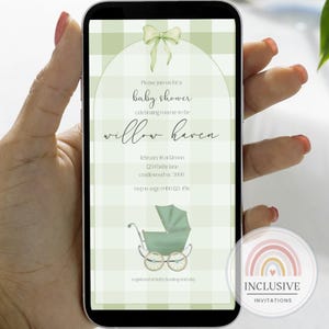 Può includere: Un invito a una baby shower con un motivo a quadri vichy verde e bianco, un passeggino verde e un fiocco verde. Il testo recita "Unisciti a noi per una baby shower per celebrare la futura mamma Willow Haven, il 16 febbraio a mezzogiorno, 123-4 Baby Lane, Cradlewood VIC 3000, RSVP a Sage 0-400 123-456".