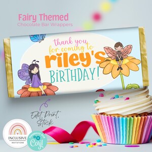 Puede incluir: Un envoltorio de barra de chocolate imprimible con un tema de hadas. El envoltorio presenta un fondo azul con una flor amarilla y dos hadas. El texto en el envoltorio dice "thank you for coming to Riley's Birthday!"