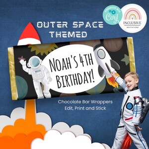 Könnte beinhalten: Ein bedruckbarer Schokoladenriegel-Wrapper mit Weltraum-Thema. Der Wrapper zeigt eine Rakete, einen Astronauten, Planeten und Sterne. Der Text auf dem Wrapper lautet "Noah's 4th Birthday!" und "Outer Space Themed".