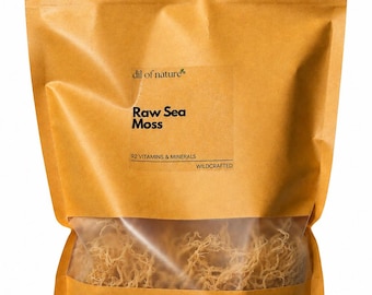 Könnte beinhalten: Ein brauner Papierbeutel mit rohem Seemoos und einem Sichtfenster im unteren Bereich. Das Etikett trägt die Aufschrift dil of nature, Raw Sea Moss, 92 VITAMINS & MINERALS und WILDCRAFTED. Der Beutel hat einen wiederverschließbaren Verschluss.
